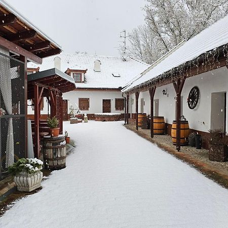 Zamecky Penzion Rotunda Břeclav Dış mekan fotoğraf