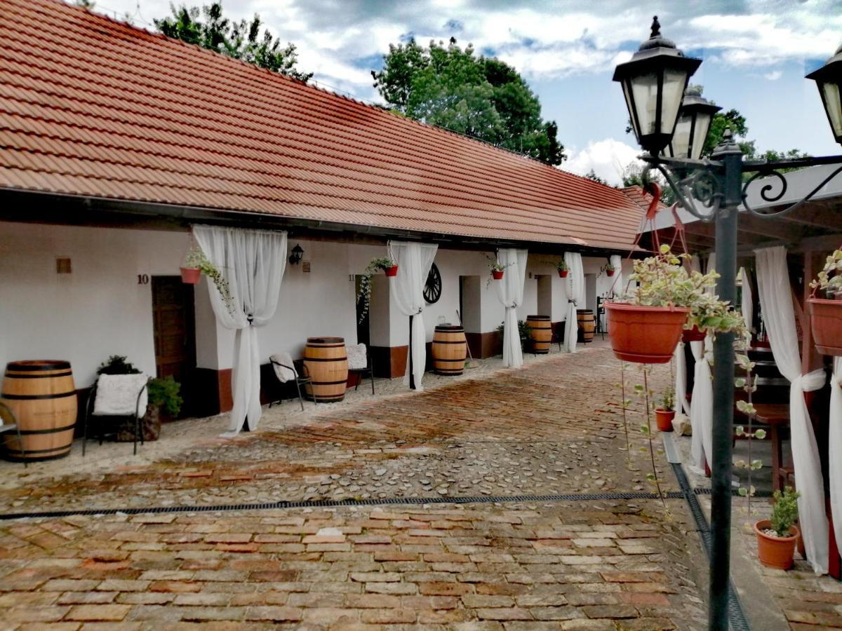 Zamecky Penzion Rotunda Břeclav Dış mekan fotoğraf