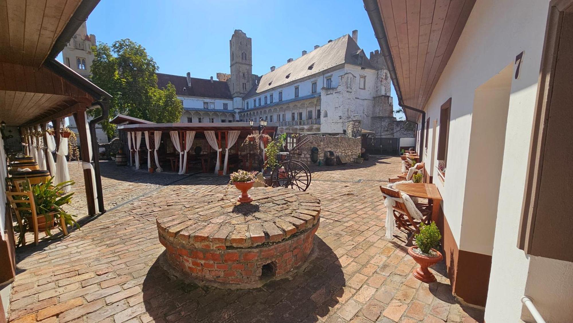 Zamecky Penzion Rotunda Břeclav Dış mekan fotoğraf